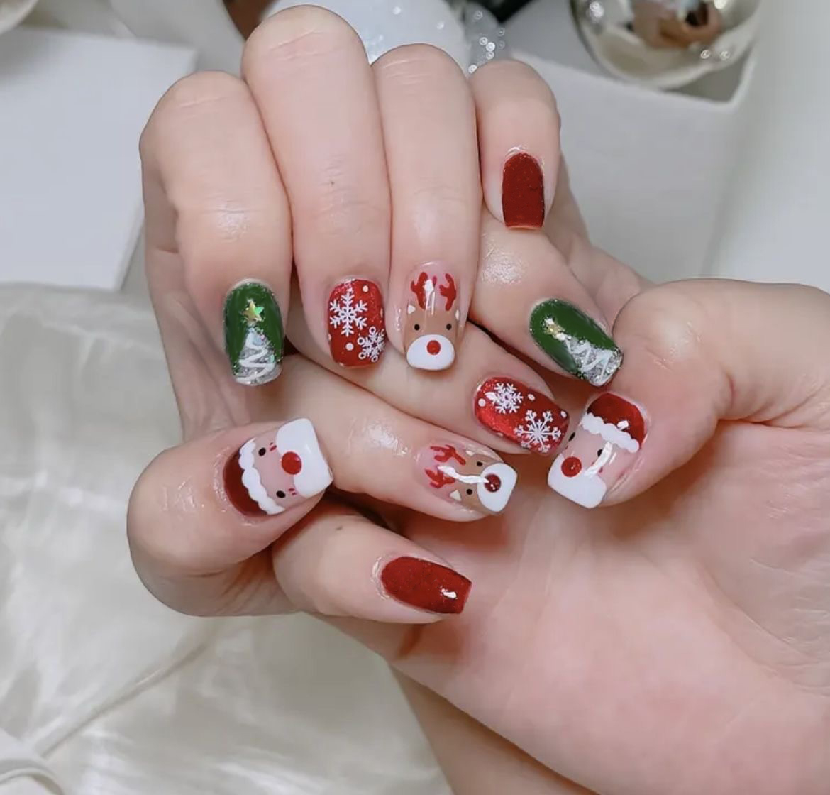 Decorating Tip Set - Weihnachts-Press-on-Nägel mit Weihnachtsmann, Rentier und Schneeflocken-Motiv,